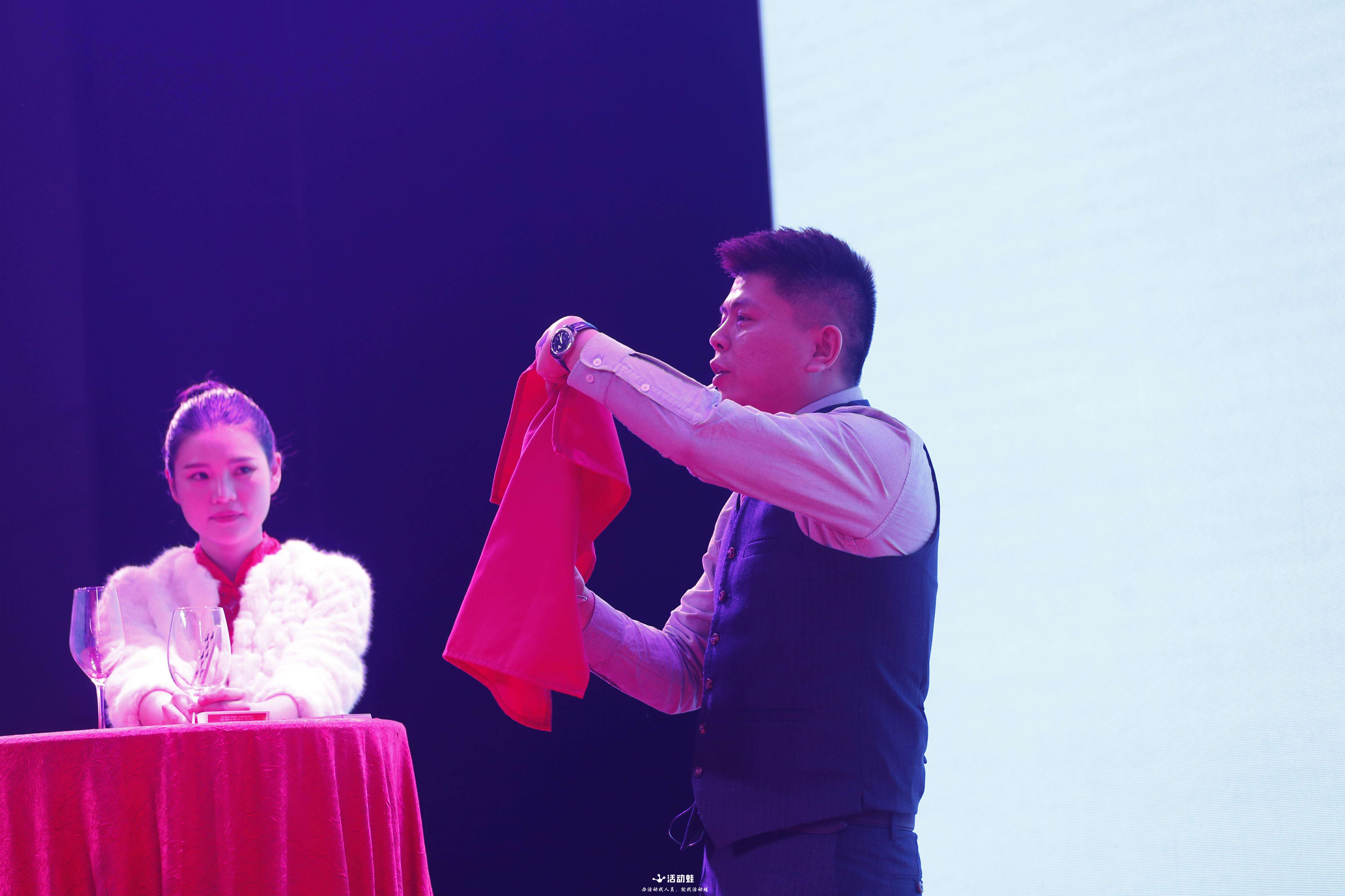 【近景魔术】现场互动,科技感,性感,节目时长5分钟,适合1人表演-活动